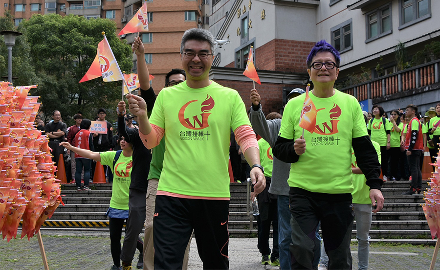 用腳愛台灣！22天接棒義走 從北到南帶下上帝祝福