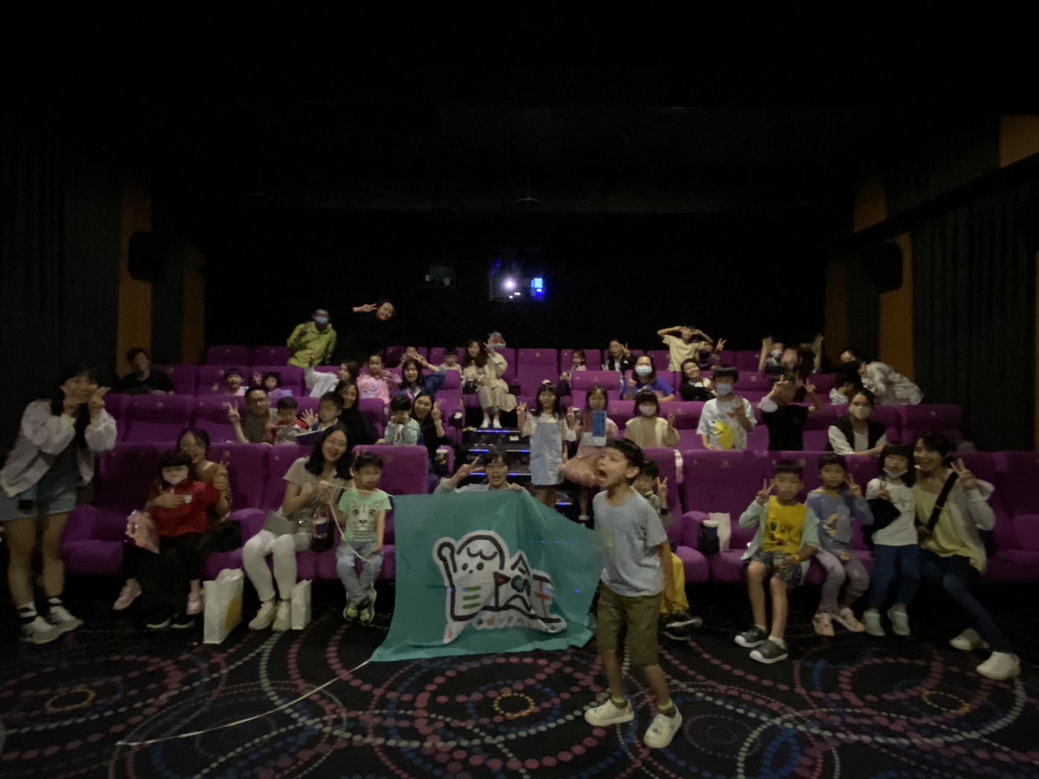 星冒霸港汐湖一起看電影啦！