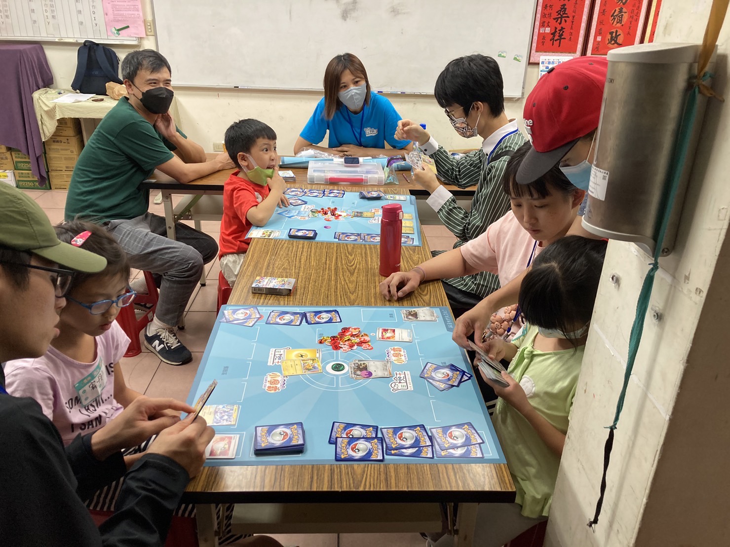 孩子們齊心預備寶可夢大賽！