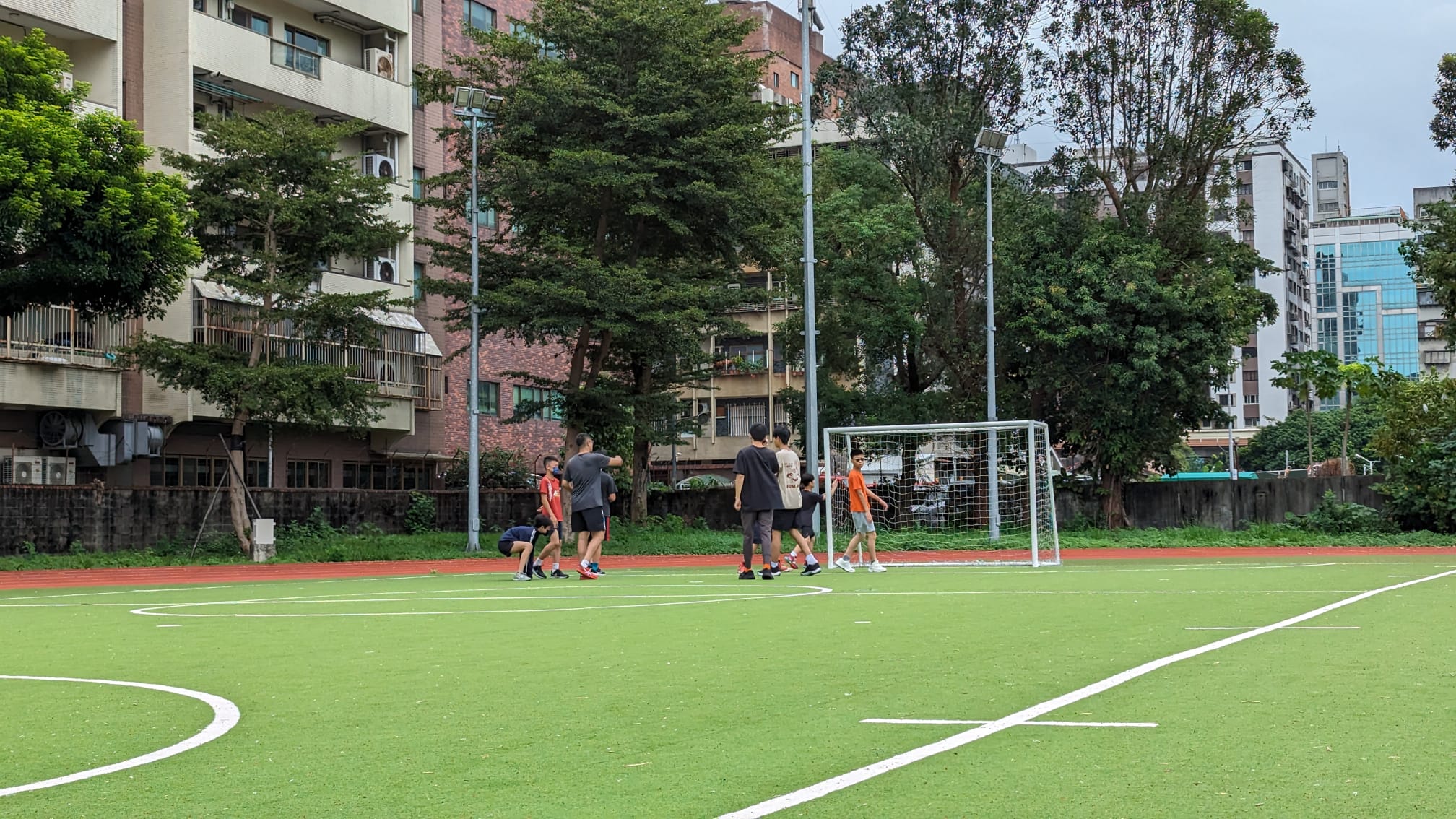 在足球場上奔跑吧～～